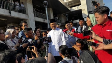 Mensos Saifullah Yusuf (tengah) menjawab pertanyaan wartawan usai Shalat Idul Adha di Masjid Istiqlal, Jakarta