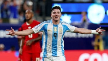 Julian Alvarez membela Argentina