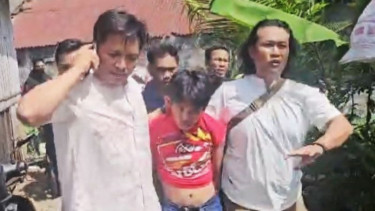 Pelaku inisial I (tengah) yang diduga memperkosa dan membunuh bocah perempuan tetangganya