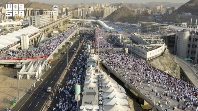 Jemaah haji melempat jumrah di Jamarat Mina, Mekkah Arab Saudi