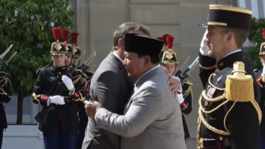 Presiden Prabowo Subianto disambut dengan pelukan hangat Presiden Prancis Emmanuel Macron saat tiba di Istana Elysee