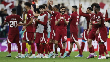 Timnas Qatar melakukan selebrasi, Dari Negara Kecil Menjadi Raja Timur Tengah, Lolos dengan Keringat, Bukan Undangan, Kekuatan Utama Qatar Ada di Chemistry, Daftar Skuad Sementara Qatar di Piala Dunia 2026, Jadwal Qatar di Piala Dunia 2026, Mampukah Qatar Jadi Kuda Hitam?