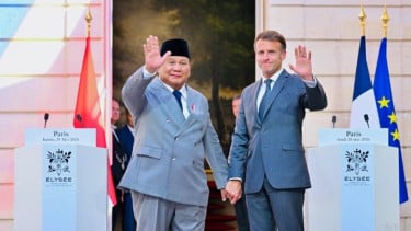 Presiden Prabowo Subianto bersama Presiden Prancis Emmanuel Macron di Istana Elysee, Paris, Prancis