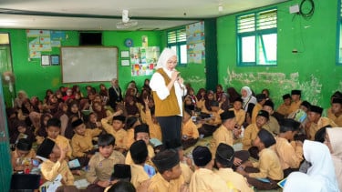 Founder Jendela Dunia Kita (JDK), Rustini Muhaimin di MI YAPPI Balong, Gunungkidul