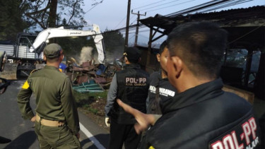 Warung-warung di pinggiran jalan jalur Puncak dibongkar Satpol PP