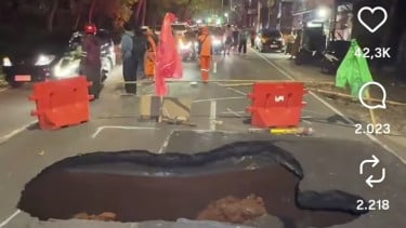 Jalan Raya Lenteng Agung, Jagakarsa, Jakarta Selatan (Jaksel), arah Depok, amblas