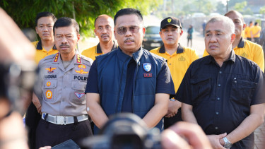 Kakorlantas Polri Irjen Agus Suryonugroho (tengah)