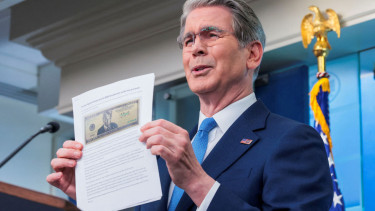 Menteri Keuangan AS Scott Bessent tunjukkan artikel soal usulan uang bergambar Trump
