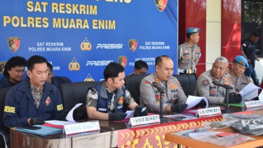 Kapolres Muara Enim Ajun Komisaris Besar Polisi Hendri Syaputra (tengah)