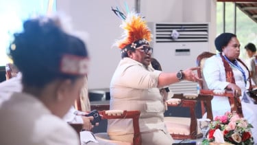 Wakil Menteri Dalam Negeri (Wamendagri) Ribka Haluk (tengah)