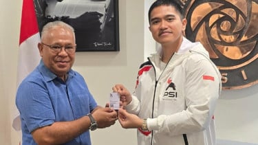 Mantan kader Partai Demokrasi Indonesia Perjuangan (PDIP) Maluku, Febry Calvin Tetelepta (kiri)