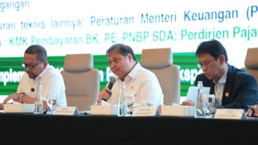 Menko bidang Perekonomian Airlangga Hartarto (tengah)