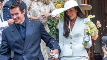 Dua Lipa menikah dengan Callum Turner