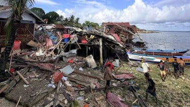 Warga melihat bangunan rusak terdampak ledakan di Kompleks Perikanan, Distrik Biak Kota, Kabupaten Biak Numfor, Papua
