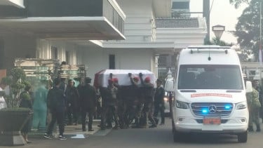 Prajurit TNI membawa jenazah Jenderal TNI (Purn) Ryamizard Ryacudu dari mobil jenazah ke dalam kantor Kementerian Pertah