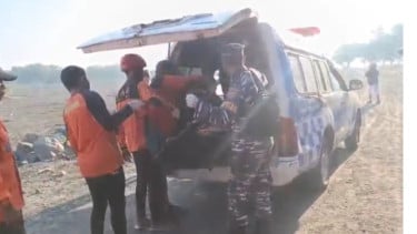 Evakuasi korban wisatawan terseret ombak Pantai Seruni Payangan