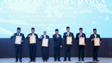 Pemerintah Anugerahkan Tanda Kehormatan Satyalancana Wira Karya kepada Enam Tokoh