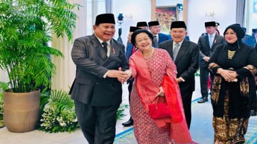 Presiden Prabowo Subianto (kiri) menggandeng tangan Presiden RI ke-5 Megawati Soekarnoputri