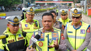 Kakorlantas Polri Irjen Agus Suryonugroho (tengah)