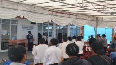 Ibadah pelepasan lima jenazah korban bom meledak yang dilaksanakan sebelum dibawa ke TPU untuk dimakamkan.di Biak