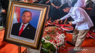 Kerabat menaburkan bunga usai upacara pemakaman mantan Menteri Pertahanan Ryamizard Ryacudu di TMP Kalibata