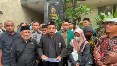Kuasa hukum anak penulis Ahmad Bahar, Gufroni (tengah)