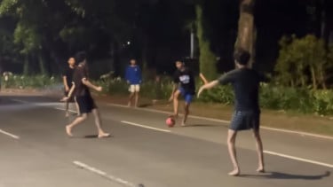 Ditutup Gegara Lubang, Jalan Lenteng Agung Arah Depok Berubah Jadi Lapangan Bola