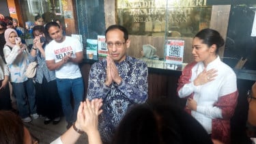 Mantan Menteri Pendidikan, Kebudayaan, Riset, dan Teknologi (Mendikbudristek), Nadiem Anwar Makarim (tengah)