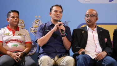 Executive Vice President Komunikasi Korporat dan TJSL PT PLN (Persero), Gregorius Adi Trianto (tengah)