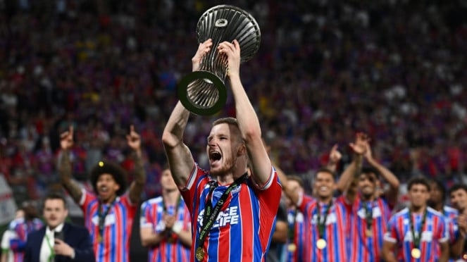 Adam Wharton dari Crystal Palace mengangkat trofi usai juarai Liga Konferensi UEFA, 1. Brandon Petersen (Afrika Selatan), 2. Jeremie Frimpong (Belanda), 3. Harry Maguire (Inggris), 4. Dean Huijsen (Spanyol), 5. Alvaro Carreras (Spanyol), 6. Adam Wharton (Inggris), 7. Eduardo Camavinga (Prancis), 8. Mateus Fernandes (Portugal), 9. Karim Adeyemi (Jerman), 10. Joao Pedro (Brasil), 11. Mika Godts (Belgia)