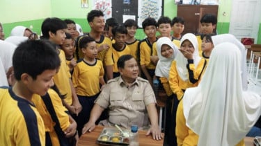 Presiden Prabowo Santap MBG bersama Siswa, Istana Minta Seluruh Unit Kerja Tetap Fokus, Pergantian Pimpinan Disebut untuk Penguatan Program, MBG Disebut Jadi Penggerak Ekonomi Nasional, Dadan Hindayana Resmi Dicopot