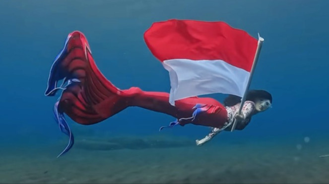 Gubernur Maluku Utara, Sherly Tjoanda mengibarkan bendera merah putih di dasar laut