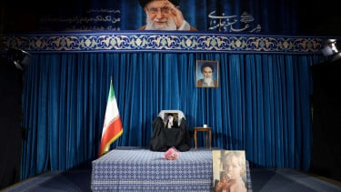 Kursi simbolis dan foto mendiang Pemimpin Tertinggi Iran, Ayatollah Ali Khamenei