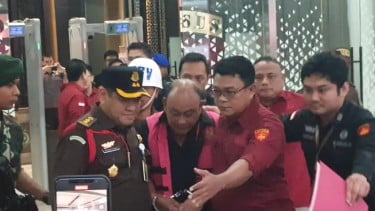 Mantan Kepala Badan Gizi Nasional (BGN), Dadan Hindayana (tengah)