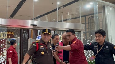 Mantan Kepala Badan Gizi Nasional (BGN), Dadan Hindayana (rompi pink)