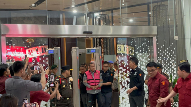 Mantan Wakil Kepala BGN, Lodewyk Pusung (rompi pink)