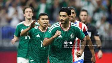 Pemain Meksiko Merayakan Gol