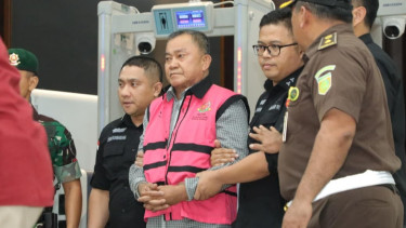 Mantan Wakil Kepala BGN, Lodewyk Pusung (rompi pink)