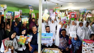 Anak-anak pedalaman mendapat ribuan buku