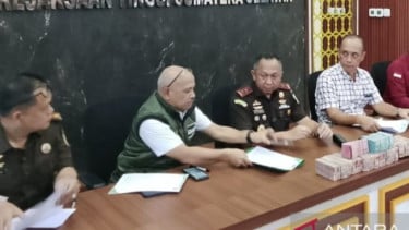 Kajati Sumsel Ketut Sumedana (ketiga dari kiri)