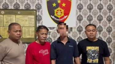 Nakes RSUD Waluyo Jati, Nugroho Priyo Wicaksono (dua dari kanan) saat bersama petugas di Polsek Kraksaan