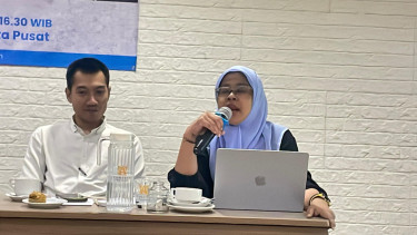 Ketua Umum AJI, Nany Afrida (kanan)