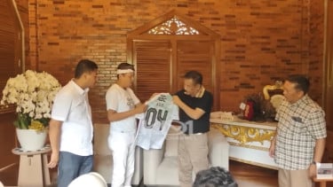 Gubernur Jabar Dedi Mulyadi bersama manajer Persib Bandung Umuh Muchtar