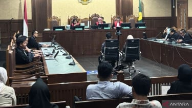Sebanyak dua terdakwa kasus dugaan pemerasan sertifikat K3, Miki Mahfud dan Temurila dalam sidang pembacaan putusan