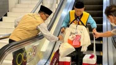 Kanwil Kemenhaj Riau ketika menyambut kedatangan kloter pertama asal Riau di Bandara Hang Nadim, Sempat Mengalami Penyesuaian Jadwal Penerbangan, Seluruh Jamaah Kembali Utuh, Transit di Asrama Haji Batam, Diterbangkan ke Pekanbaru Secara Bertahap