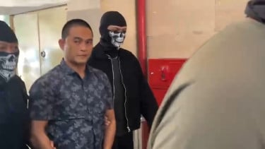 Mantan anggota Brimob Polda Kalimantan Timur, Bripka Dedy Wiratama (tengah)