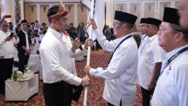 Ketua Umum Dewan Pimpinan Pusat (DPP) Partai Solidaritas Indonesia (PSI) Kaesang Pangarep (kiri)