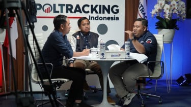 Peneliti Poltracking Indonesia, Ahmad Zia Fitrahudin (kanan)