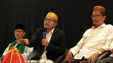 Gus Salam (Tengah)