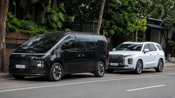 Hyundai Staria (depan) dan Hyundai Palisade (belakang)